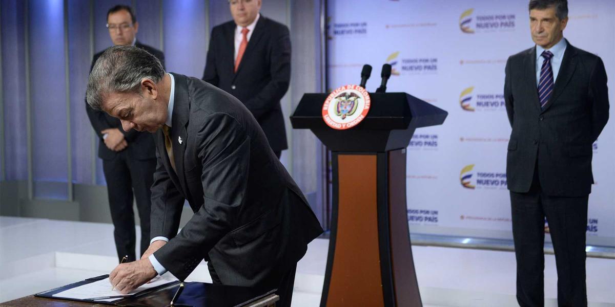 El presidente Juan M. Santos en la firma del decreto.