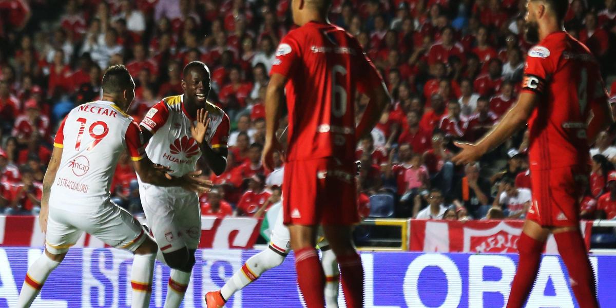 Baldomero Perlaza y la alegría por el gol del triunfo de Santa Fe sobre América.