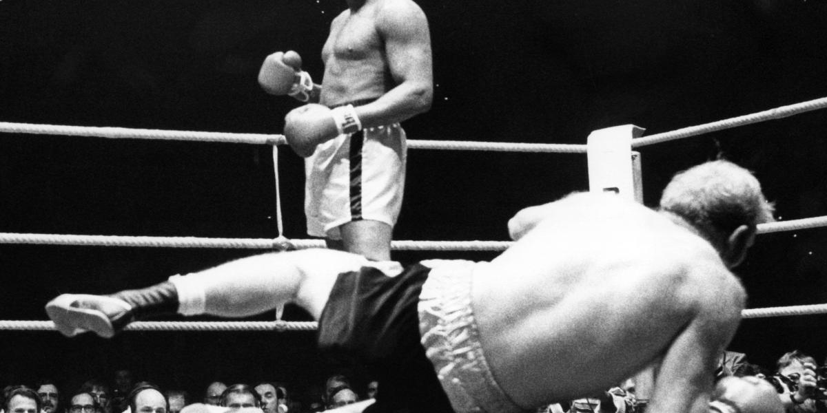 Muhammad Ali luego de noquear a su rival, el británico Richard Dunn, tendido en la lona, en mayo de 1976.
