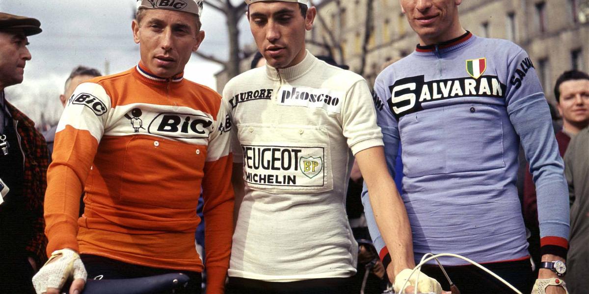 El francés Jacques Anquetil (izq.), el belga Eddy Merckx (centro) y el italiano Felice Gimondi, tres grandes de la historia del ciclismo mundial, antes de salir a dar espectáculo en la carretera