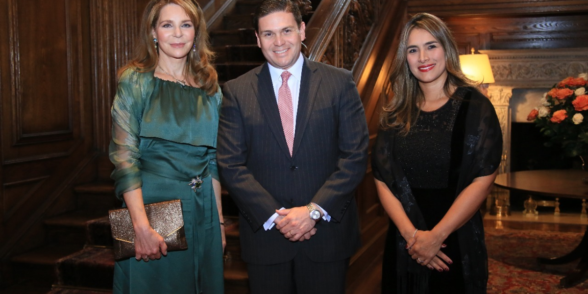 El embajador Pinzón, su esposa y la Reina Noor de Jordania.