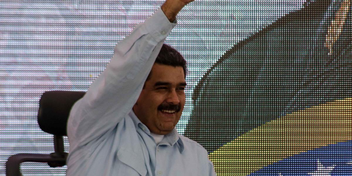 Los militares y los colectivos, un minoritario aunque significativo apoyo popular, y los yerros de la oposición han sostenido a Maduro.