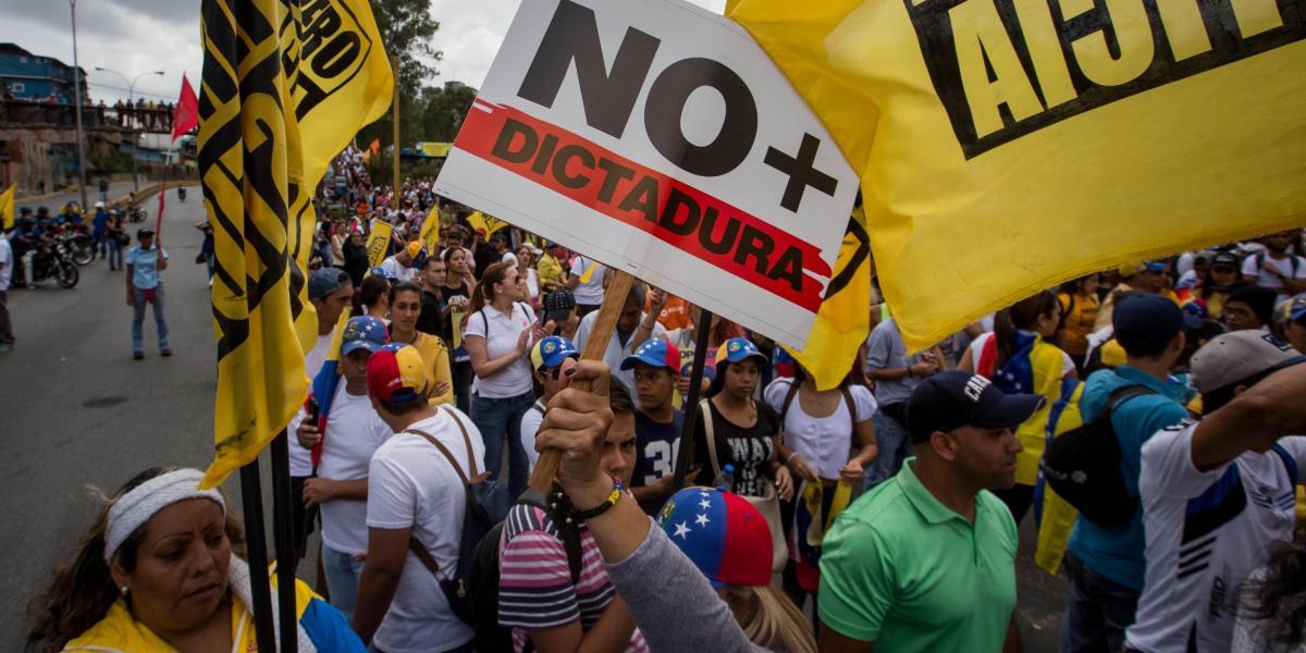 'The Economist' identifica que la consolidación plena de la democracia en América Latina continúa estancada.