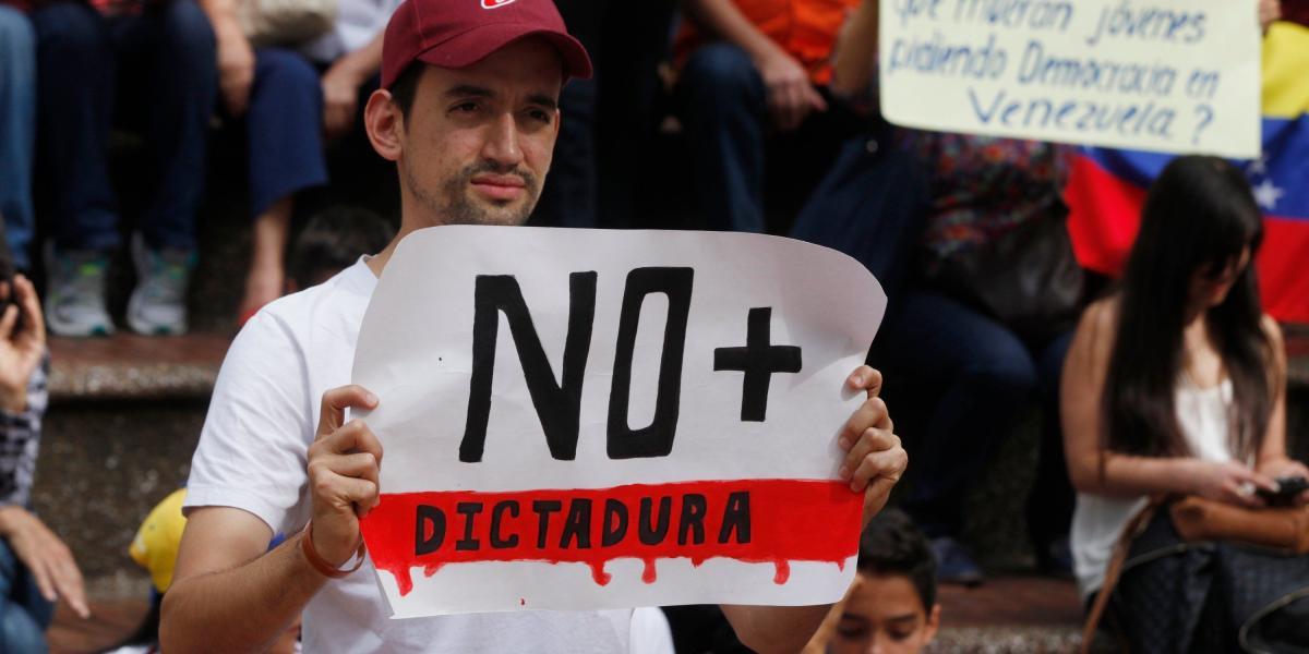 Los venezolanos de 80 ciudades del mundo, entre ellas Medellín, se reúnen para protestar en contra de la crisis de su país.