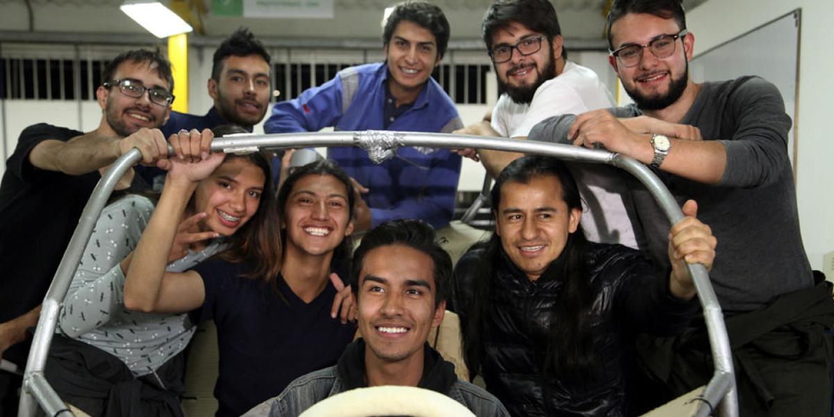 Equipo del proyecto colombiano Seven: un carro eléctrico benéfico para el medioambiente.