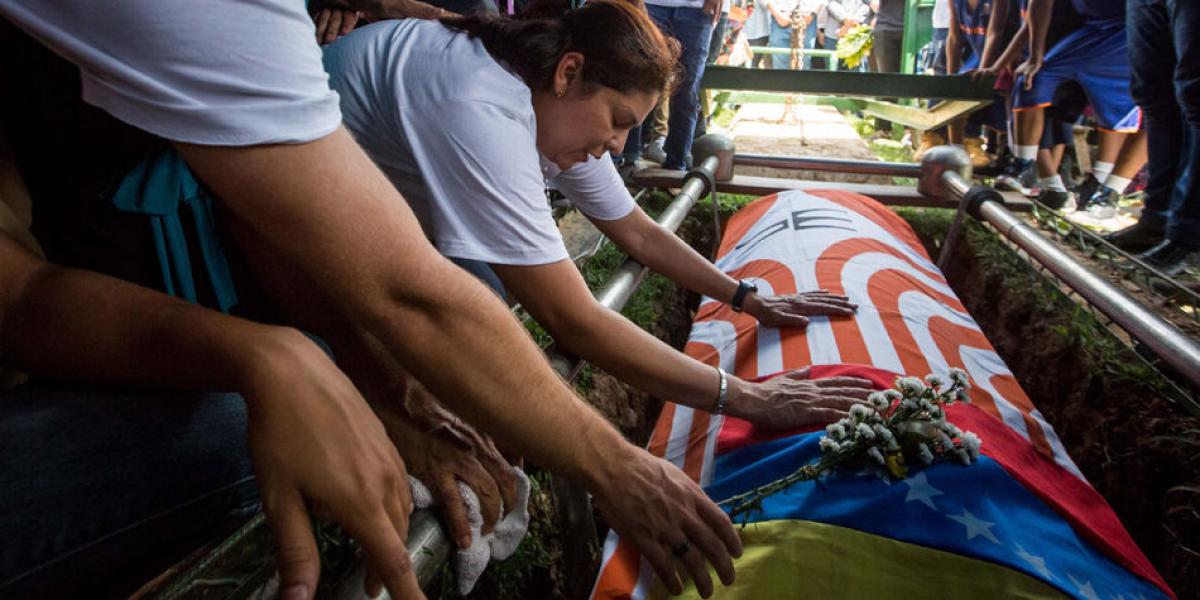 Familiares y amigos de Juan Pablo Pernalete, de 20 años, quien falleció en medio de las protestas, asistieron el sábado a su entierro.