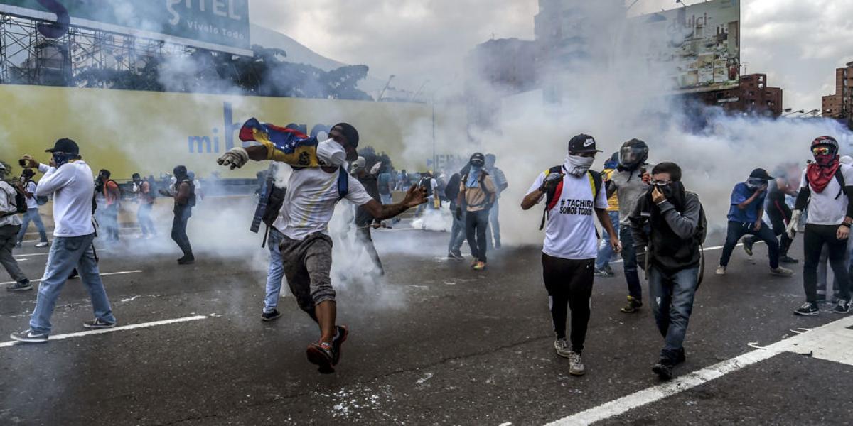 Activistas de la oposición chocan con la Policía Antidisturbios, durante una marcha de protesta, esta semana en Caracas.