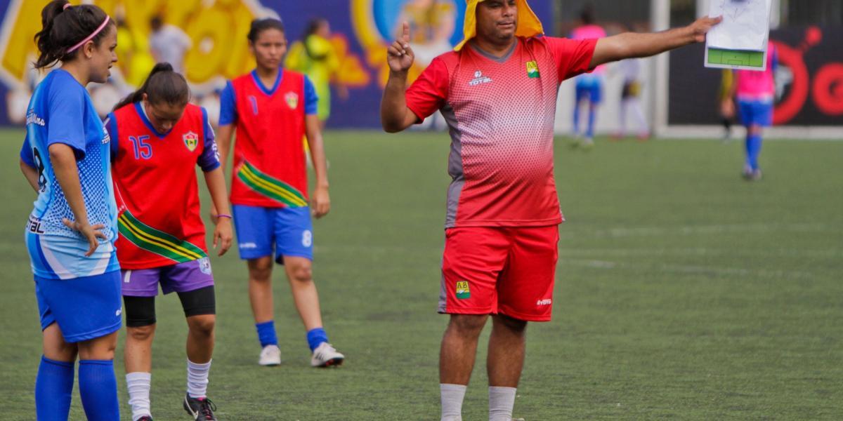Expencer Alexander Uribe, director técnico del Atlético Bucaramanga femenino, hace buena campaña con el equipo  que ya se clasificó a la siguiente fase de la Liga femenina.
