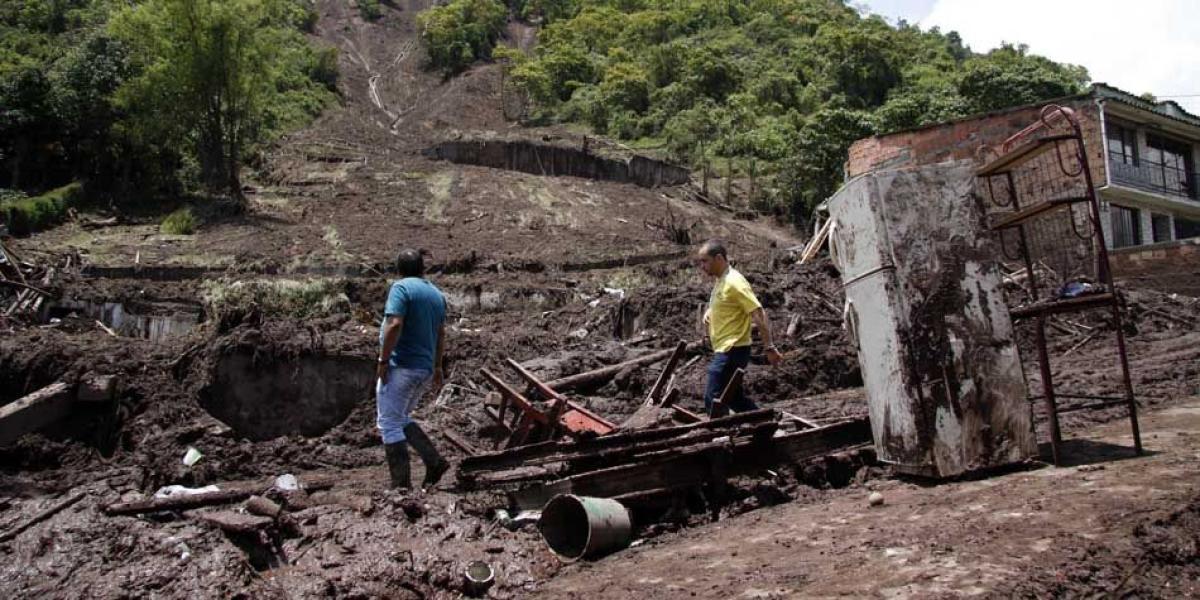 El presidente Santos recorrió el barrio Aranjuez, uno de los más afectados por los deslizamientos.