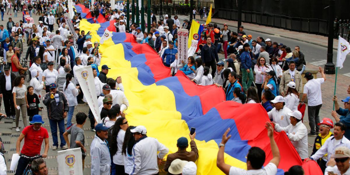 Con una bandera de 100 metros de largo, el sindicato de la ETB ingresó, durante el Día del Trabajo, a la plaza de Bolívar.