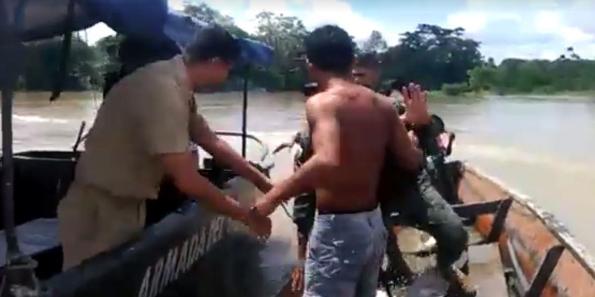 Imagen de video que circula por las redes sociales, en el que se muestra una posible agresión de militares ecuatorianos a campesinos colombianos.