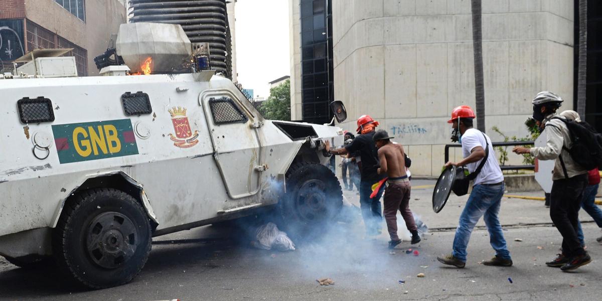 Momento en que una tanqueta de la policía de Venezuela arrolla a un joven que participaba en las marchas en contra del Gobierno.