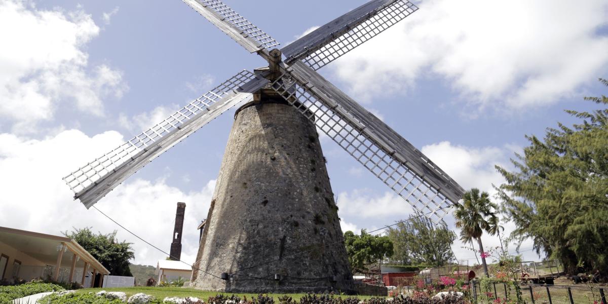 El molino de viento de Cherry Tree Hill es símbolo de la isla.