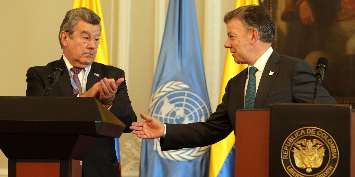 El presidente Juan Manuel Santos saluda al representante permanente del Uruguay ante la ONU, Elbio Rosselli.