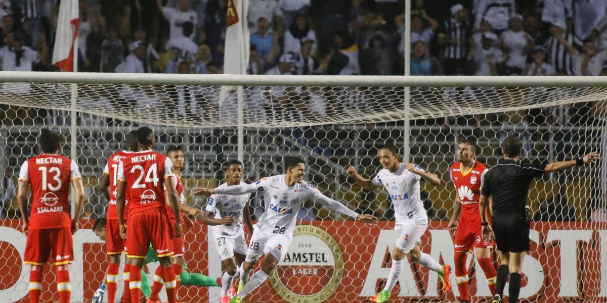Los jugadores de Santos celebran el tercer gol.