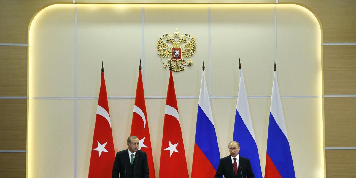 El presidente turco Recep Tayyip Erdogan (i), junto al presidente ruso, Vladímir Putin en Sochi, Rusia que apoyaron la existencia de "zonas seguras" en Siria.