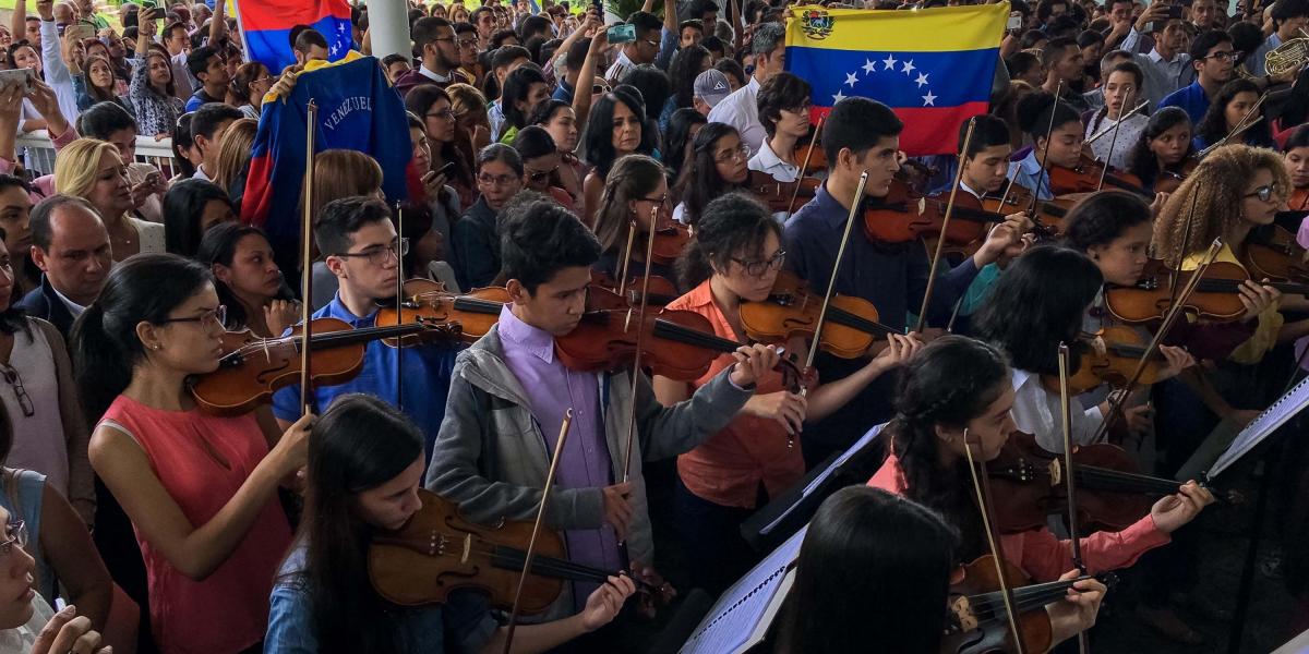 Músicos del Sistema Nacional de Orquestas Infantiles y Juveniles de Venezuela rinden un homenaje a su compañero Armando Cañizales, en su velorio.