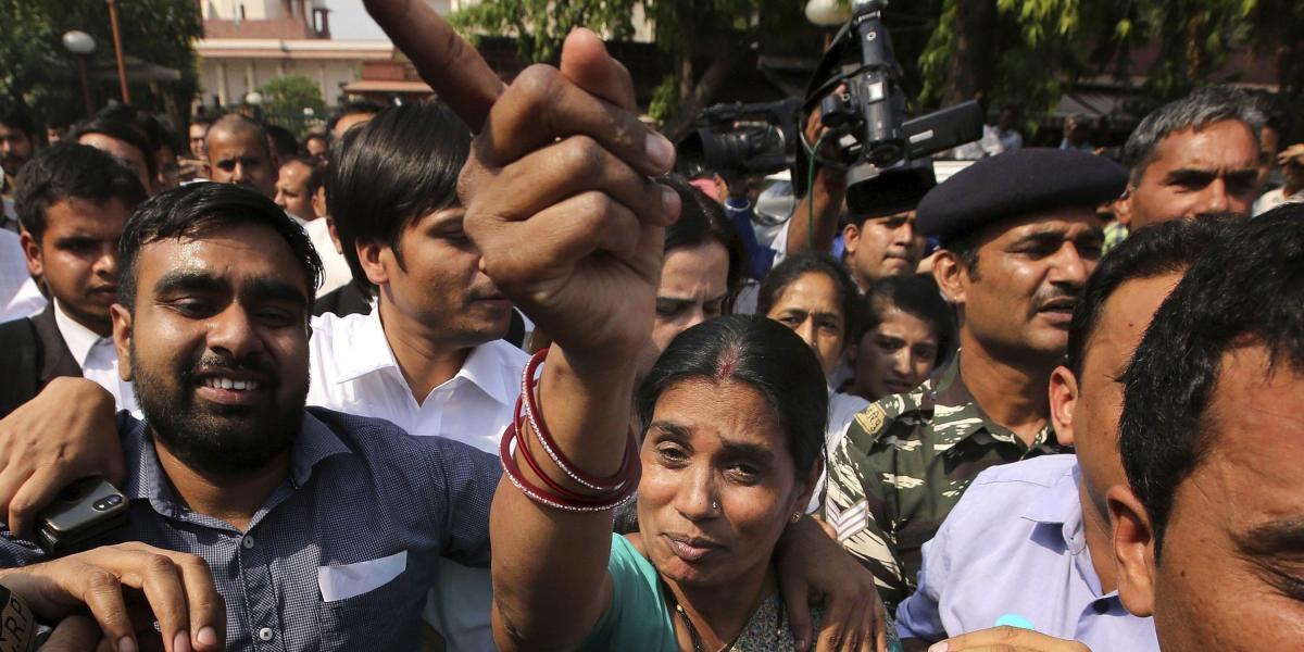 La madre de la joven violada en la India en 2012, al conocer la ratificación de la sentencia por el crimen contra su hija.