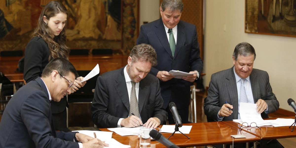 El rector de Univalle, Édgar Varela, y Pablo Navas, de la Universidad de los Andes, en la firma con funcionarios holandeses.