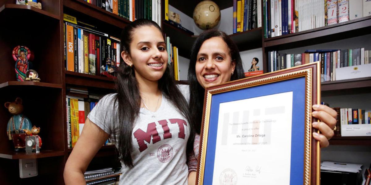 Carolina Ortega y su madre posan con orgullo con el documento de admisión del MIT.