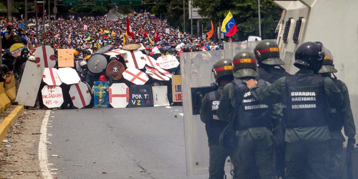 ‘La resistencia’, como se hace llamar la primera línea de la protesta opositora, se defiende con escudos de los lacrimógenos usados por la Guardia Nacional Bolivariana.