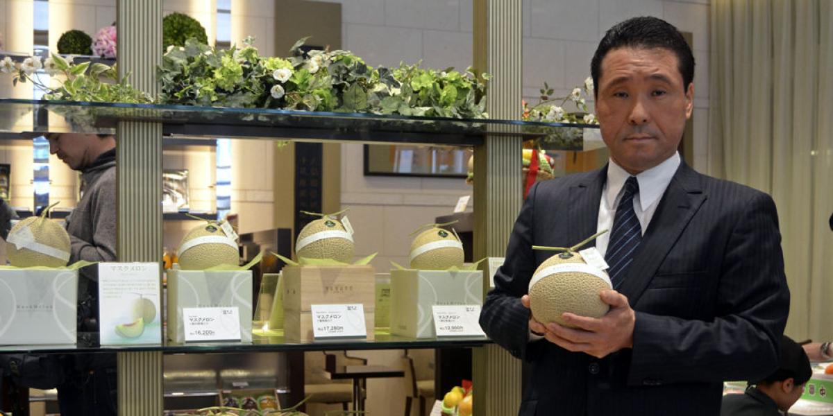 Ushio Oshima, responsable de la división de planificación y desarrollo de la frutería Sembikiya, de Tokio, con uno de los costosos ‘musk melon’.