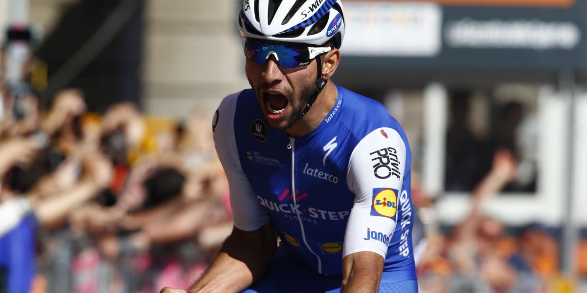 Fernando Gaviria ganó en la tercera etapa del Giro y es el nuevo líder.