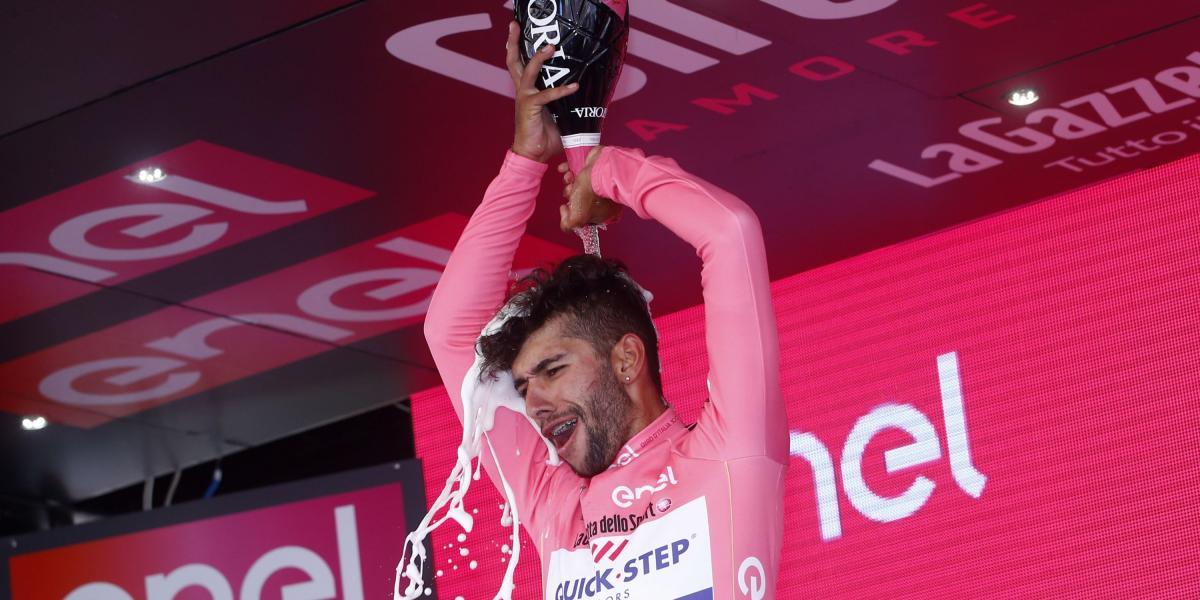 Fernando Gaviria celebrando su 'maglia' rosa