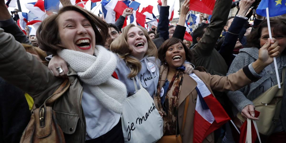 Seguidores de Emmanuel Macron, del movimiento En Marcha, celebraron en las calles los resultados de las elecciones.