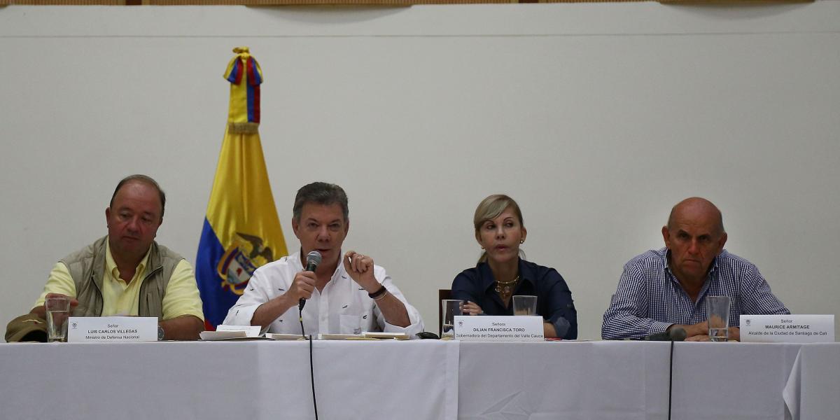 De izquierda a derecha, el ministro de Defensa, Luis Carlos Villegas; el Presidente, la gobernadora Dilian Francisca Toro y el alcalde Maurice Armitage.