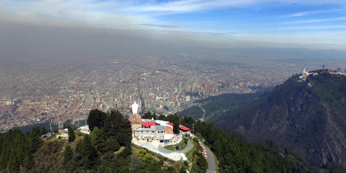 Una densa nube de color gris cubre a Bogotá como consecuencia de la contaminación. Imagen tomada con el dron de EL TIEMPO.