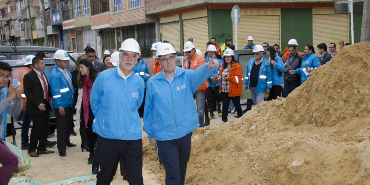 El alcalde Enrique Peñalosa visitó uno de los frentes de obra en Bosa, donde se realiza la rehabilitación de redes.