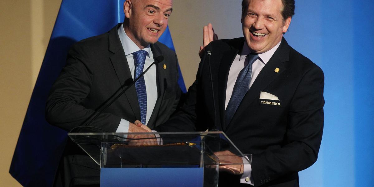 Gianni Infantino (izq.), presidente de la Fifa y Alejandro Domínguez, presidente de la Conmebol (der.).