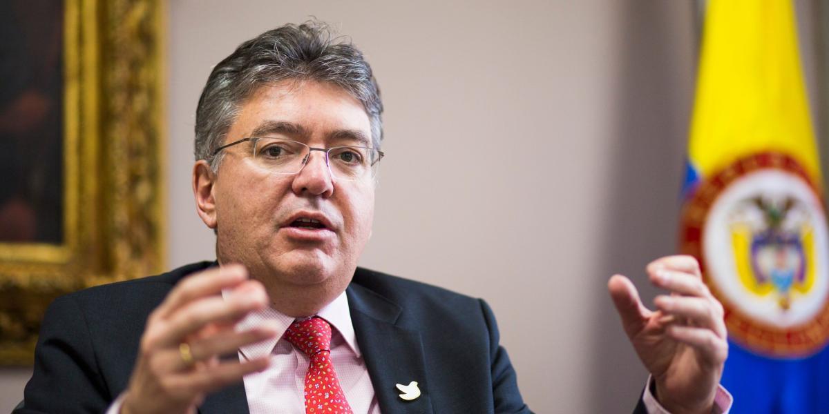 por los conservadores Mauricio Cárdenas también suena para liderar una candidatura. Cárdenas informó en abril que seguiría en el cargo si así lo solicita el presidente Santos.