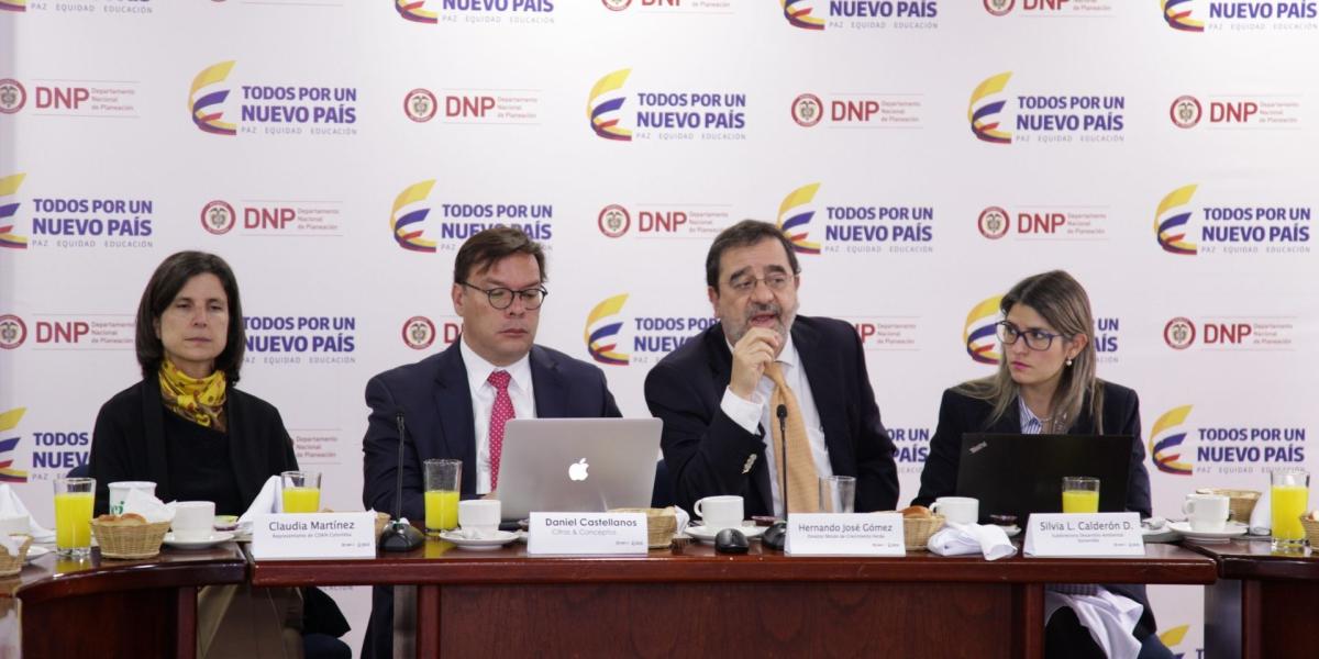 Claudia Martínez, Daniel Castellanos, Hernando José Gómez y Silvia Calderón, durante el lanzamiento de la encuesta.
