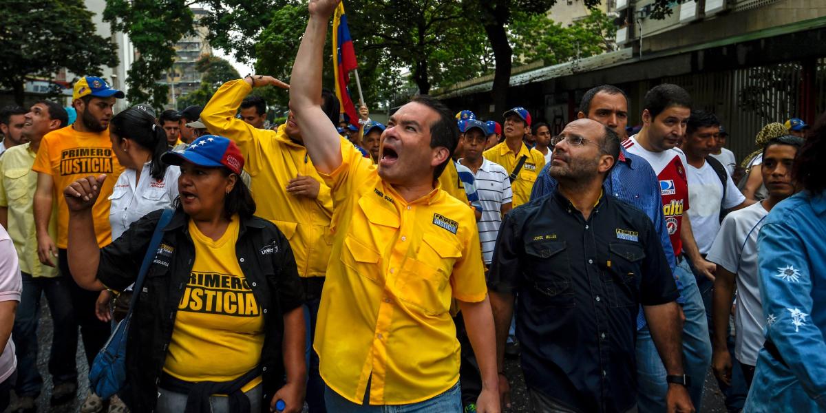 El diputado Tomás Guanipa (c.) durante una protesta contra el gobierno de Maduro en Caracas.