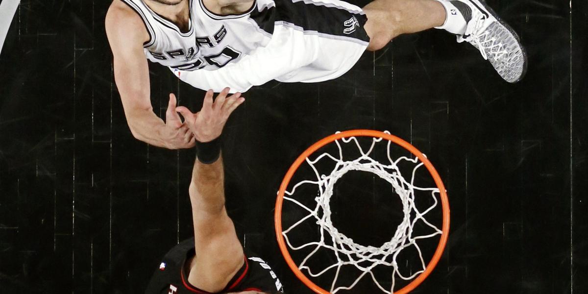 El argentino Manu Ginóbili fue determinante en su trabajo defensivo para que los Spurs de San Antonio lograran la victoria y dominen la serie sobre los Rockets.