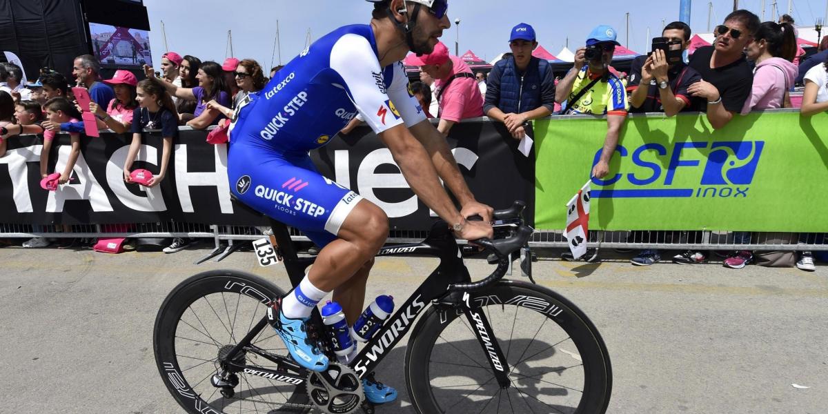 El colombianao Fernando Gaviria volvió a ratificar su gran poder en las piernas y en un tremendo embalaje se impuso en la quinta etapa del Giro de Italia.