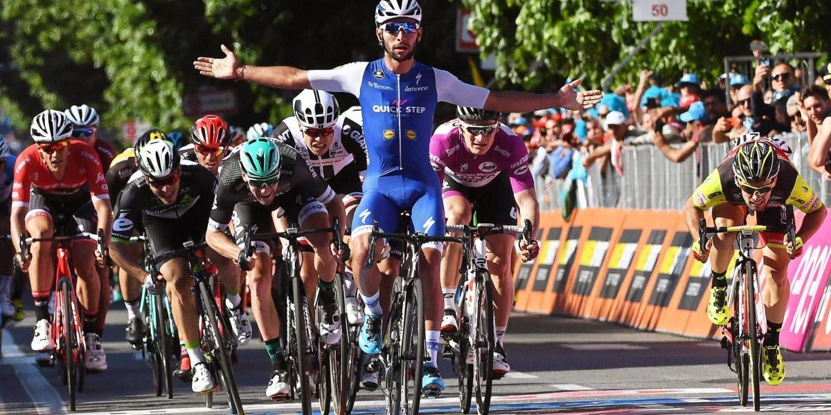Fernando Gaviria celebra su segunda victoria en el Giro de Italia.