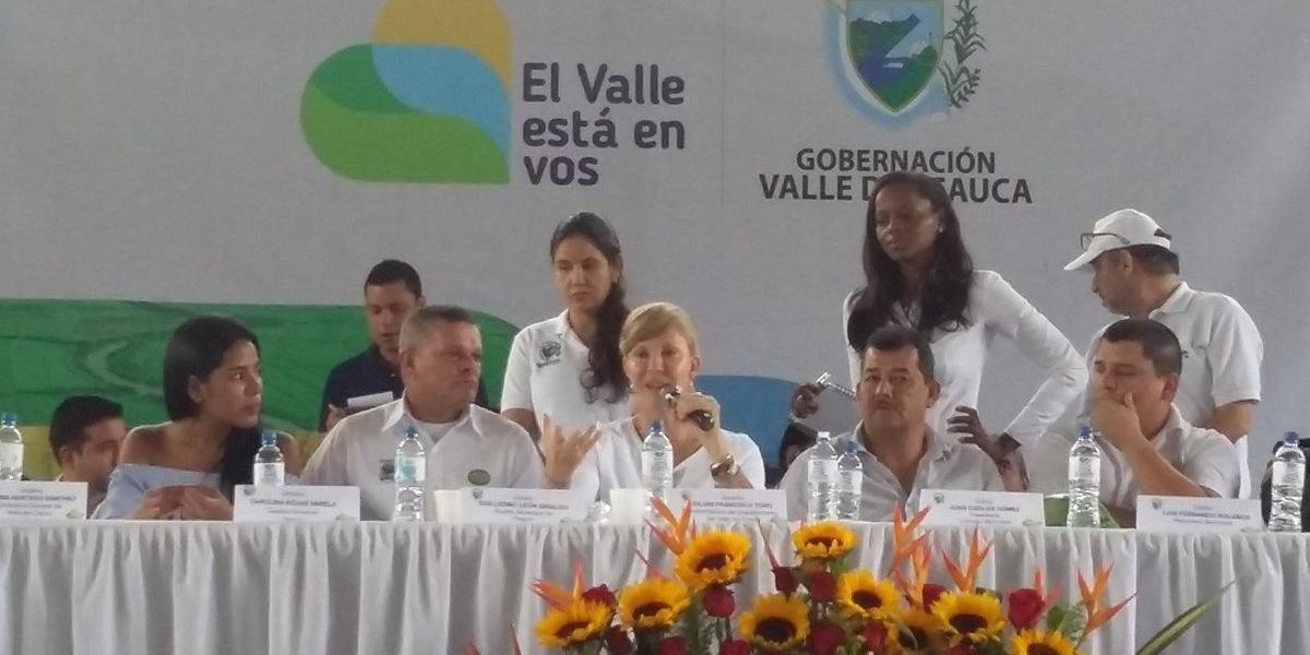 El alcalde Giraldo (izq.) con la gobernadora Dilian Francisca Toro (centro), en una reunión de meses antes con funcionarios de la región y organizada por la Gobernación.