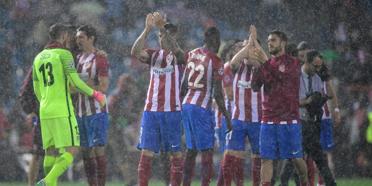 Los jugadores de Atlético de Madrid se despiden de su afición.