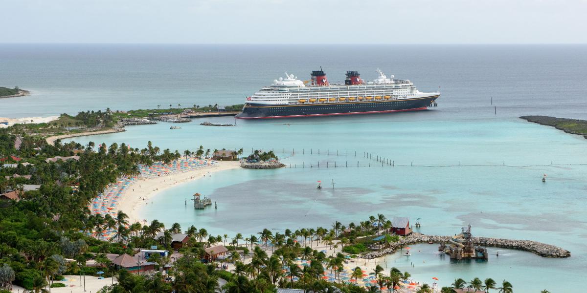 Castaway Cay es la isla privada de Disney que visita el crucero cuando realiza ciertas rutas. El barco tiene capacidad para 2.713 pasajeros.