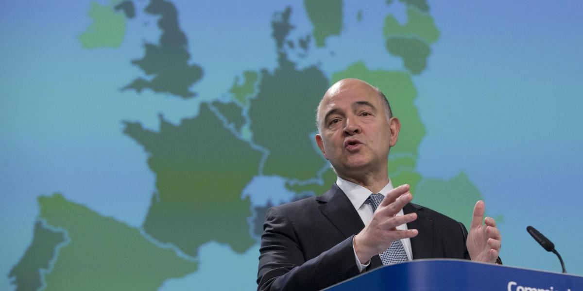 El comisario europeo, Pierre Moscovici, da los anuncios en rueda de prensa en Bruselas (Bélgica).