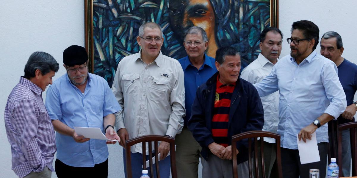 Londoño (de boina), por las Farc, y ‘Gabino’ (de rojo), por el Eln, dieron ayer el balance de su reunión en La Habana (Cuba).