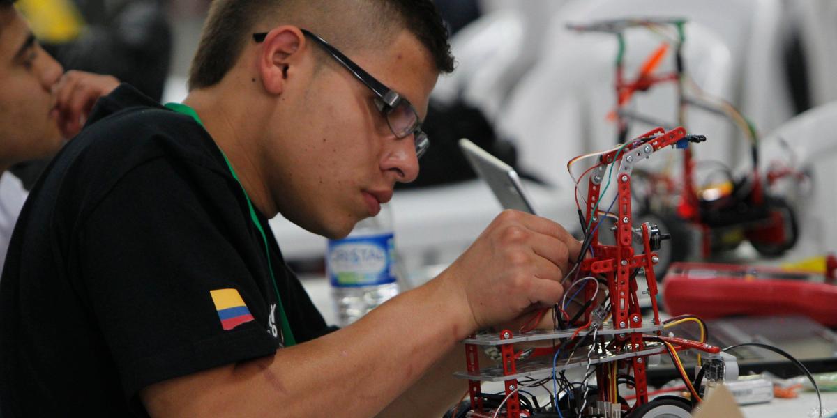 Para participar en el mundial de robots, varios asistentes compitieron en eventos nacionales.