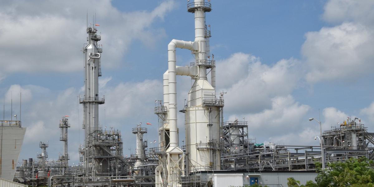 El crecimiento en Coquización, refinación de petróleo y mezcla de combustibles se explica, de acuerdo con las fuentes, por la continuación en el efecto del aumento de la capacidad instalada para refinación.
