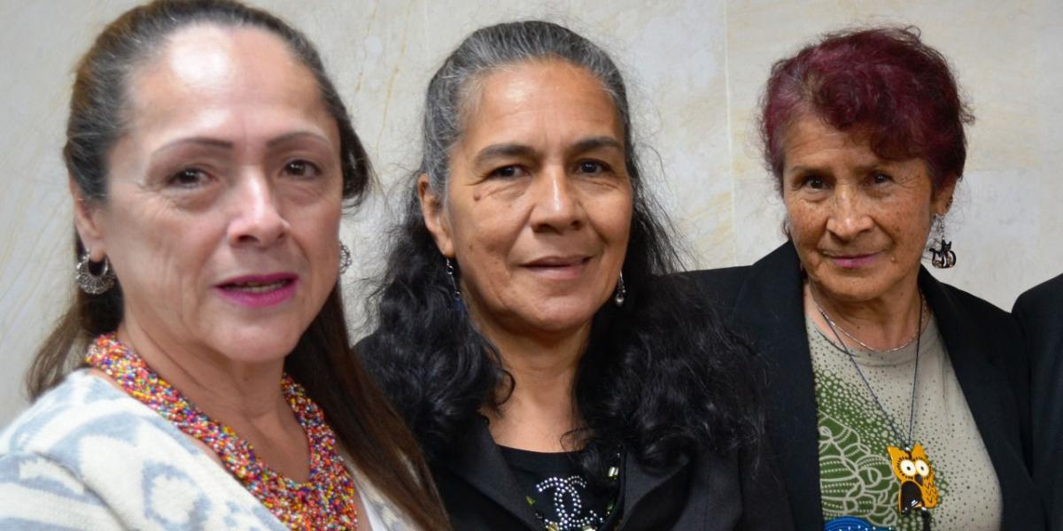 Las mamás de jóvenes que fueron asesinados y presentados como muertos en combate demandaron al expresidente Álvaro Uribe.