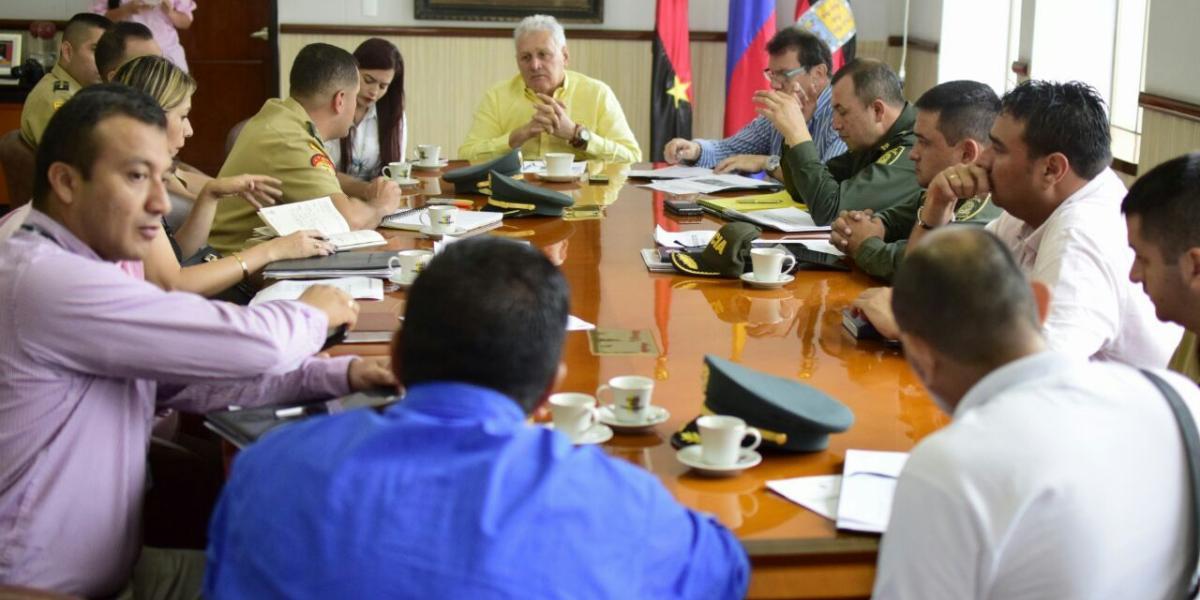 El alcalde de Cúcuta, César Rojas, acompañado de su equipo de gobierno, comandantes de la Fuerza Pública, autoridades migratorias y aduaneras.