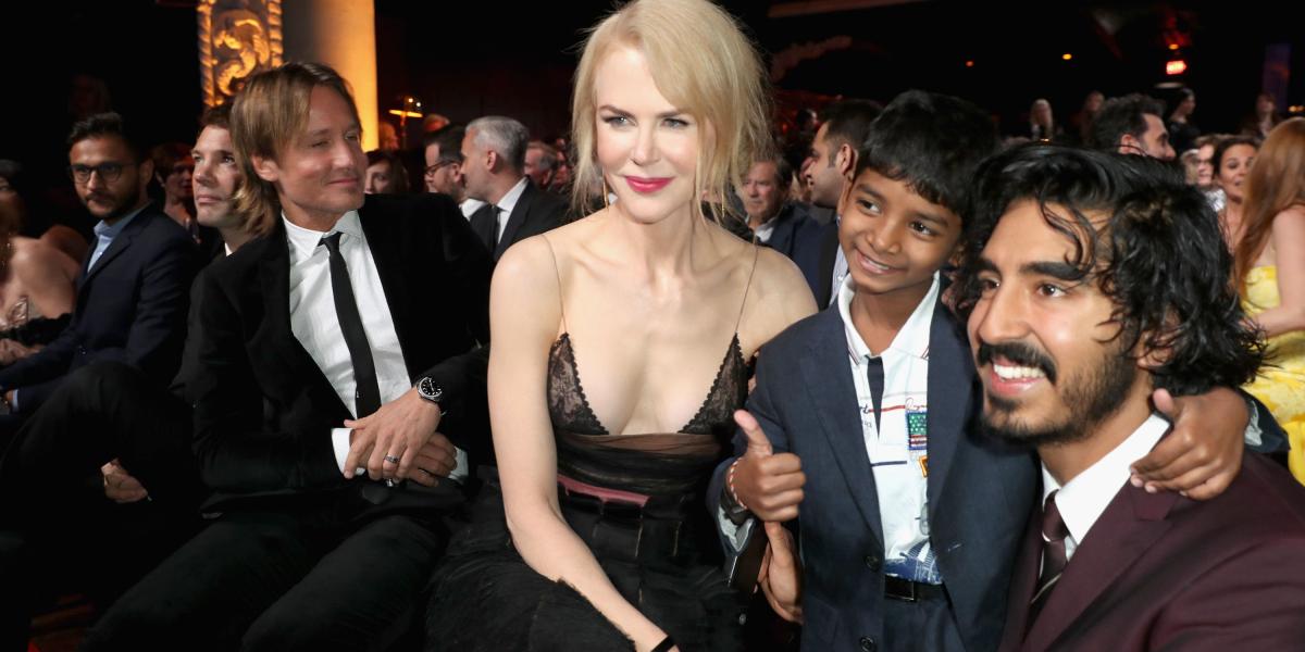 Nicole Kidman estuvo nominada al Óscar como mejor actriz de reparto este año, por su papel como madre adoptiva en la película 'Lion'. En la imagen, aparece junto a su esposo, el cantante Keith Urban y los actores Sunny Pawar y Dev Patel, en la entrega de Premios de la Academia Australiana de Cine y Televisión (AACTA International Awards). Enero de 2017, Los Ángeles, California.