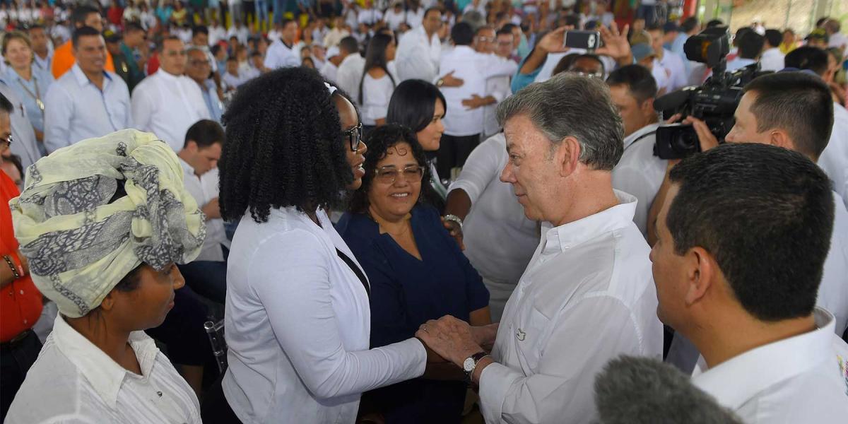 El Presidente respondió ayer a los gobernadores, desde Montes de María, donde firmó un contrato-paz por $ 3,5 billones.